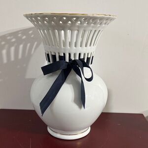 Vintage Formalities by Baum Bros. with a basket weave lattice